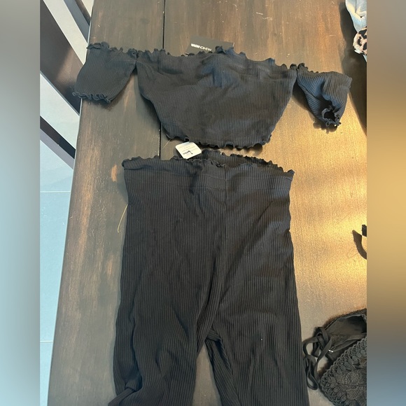 Biker short set with crop top off shoulder - Picture 3 of 3